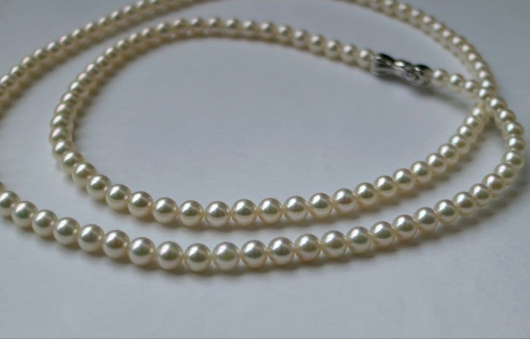 Tasaki long necklace featuring 6-6.5mm Akoya pearls on an 82.5cm silver chain with 925 clasp