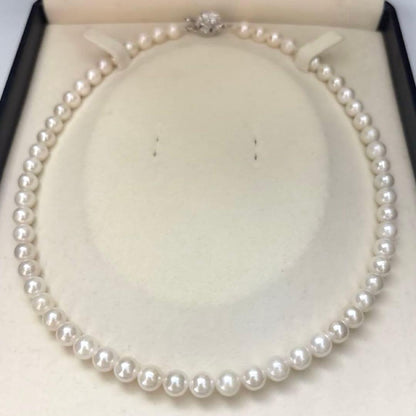 White Akoya pearl necklace with 6.5-7.0mm pearls, 42 cm length, weighing 28 grams