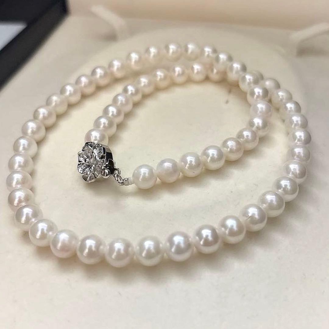 White Akoya pearl necklace with 6.5-7.0mm pearls, 42 cm length, weighing 28 grams