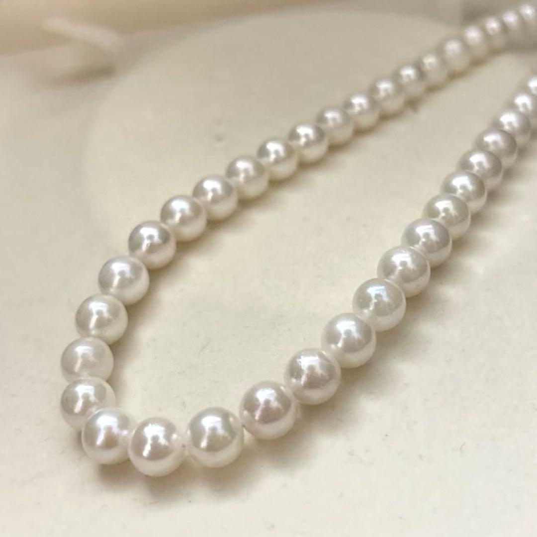 White Akoya pearl necklace with 6.5-7.0mm pearls, 42 cm length, weighing 28 grams