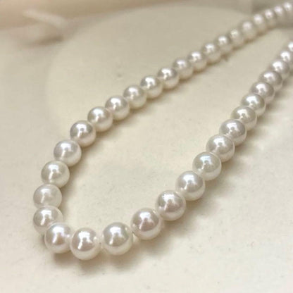 White Akoya pearl necklace with 6.5-7.0mm pearls, 42 cm length, weighing 28 grams