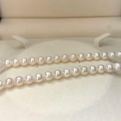 White Akoya pearl necklace with 6.5-7.0mm pearls, 42 cm length, weighing 28 grams