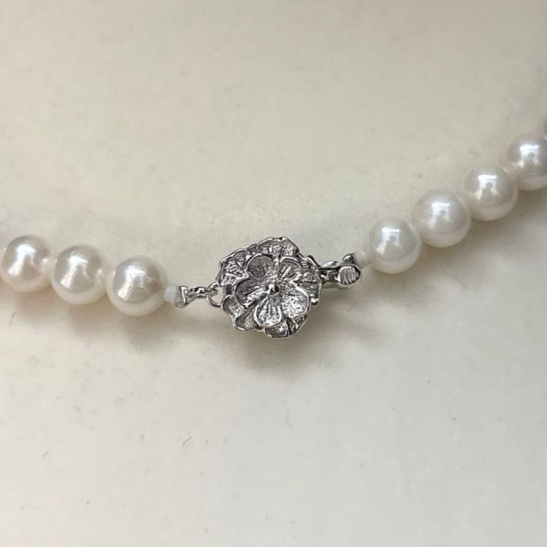 White Akoya pearl necklace with 6.5-7.0mm pearls, 42 cm length, weighing 28 grams