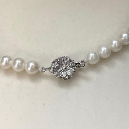 White Akoya pearl necklace with 6.5-7.0mm pearls, 42 cm length, weighing 28 grams