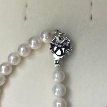 White Akoya pearl necklace with 6.5-7.0mm pearls, 42 cm length, weighing 28 grams