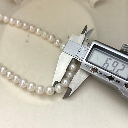 White Akoya pearl necklace with 6.5-7.0mm pearls, 42 cm length, weighing 28 grams