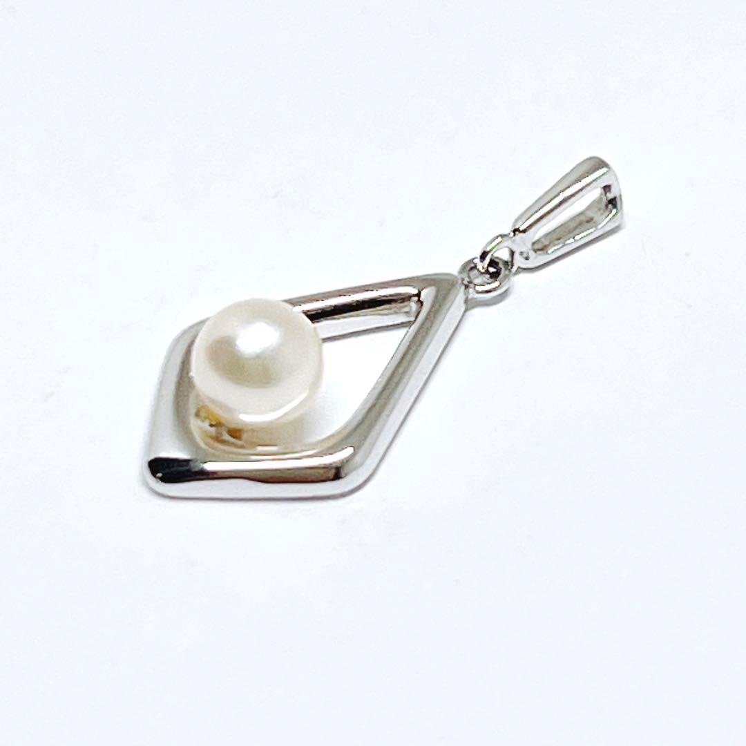 Mikimoto pearl necklace pendant with 4.5mm white pearls on a silver chain
