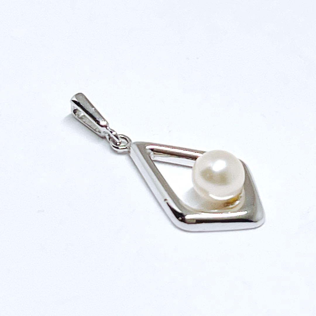Mikimoto pearl necklace pendant with 4.5mm white pearls on a silver chain