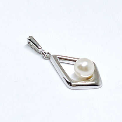 Mikimoto pearl necklace pendant with 4.5mm white pearls on a silver chain