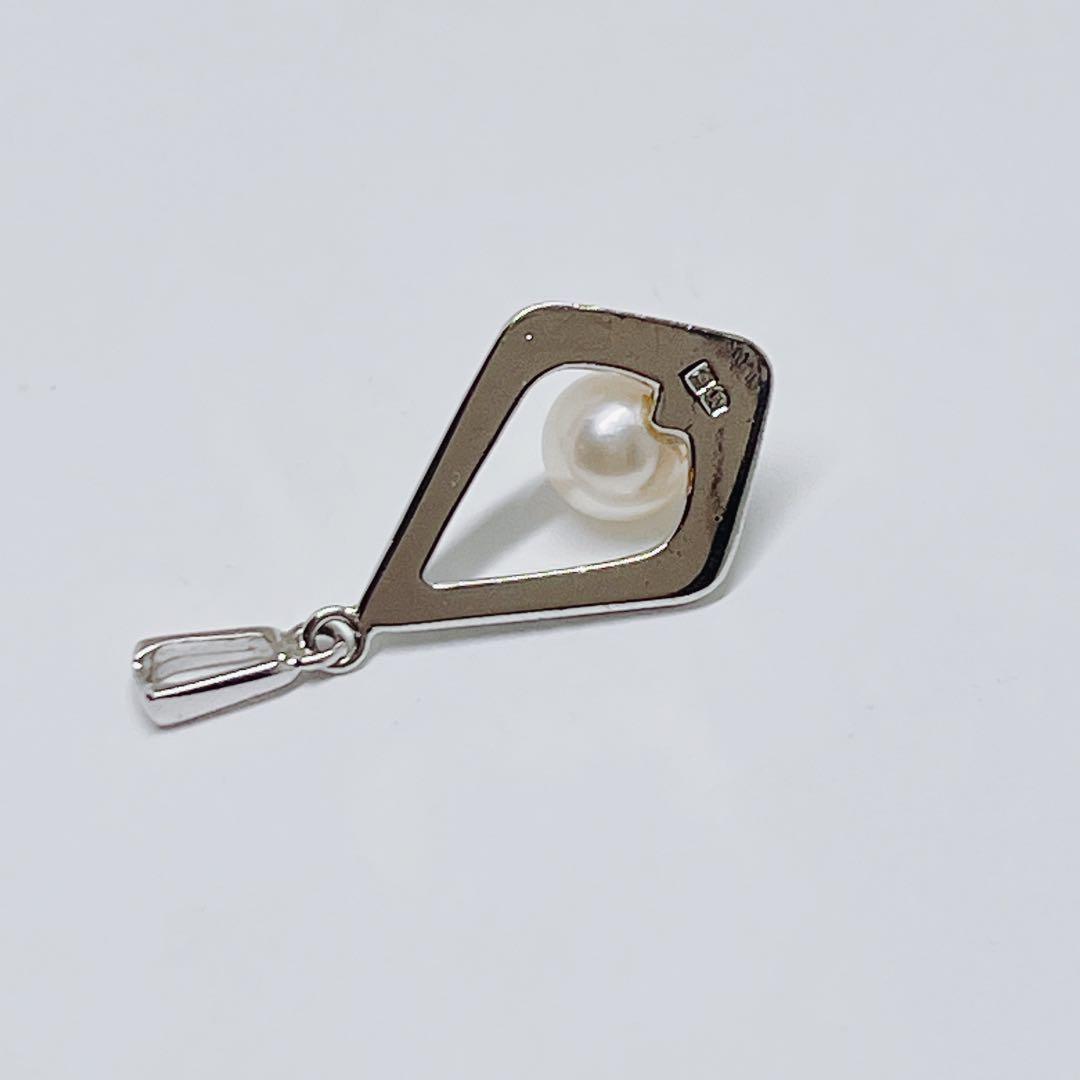 Mikimoto pearl necklace pendant with 4.5mm white pearls on a silver chain