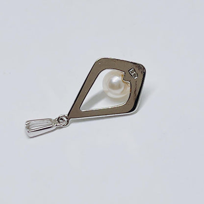 Mikimoto pearl necklace pendant with 4.5mm white pearls on a silver chain
