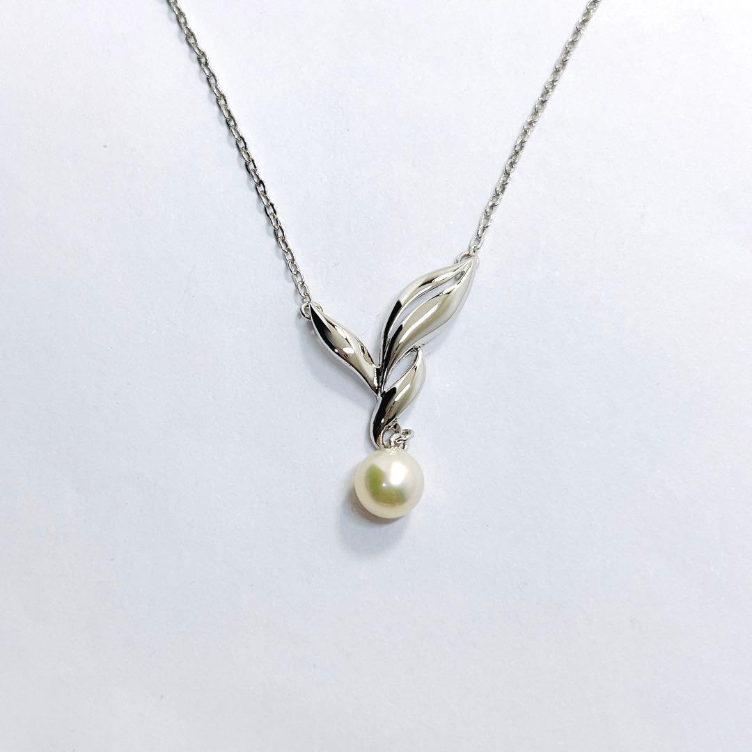Mikimoto pearl necklace featuring a 6.7mm pearl and silver leaf pendant on a 42cm chain