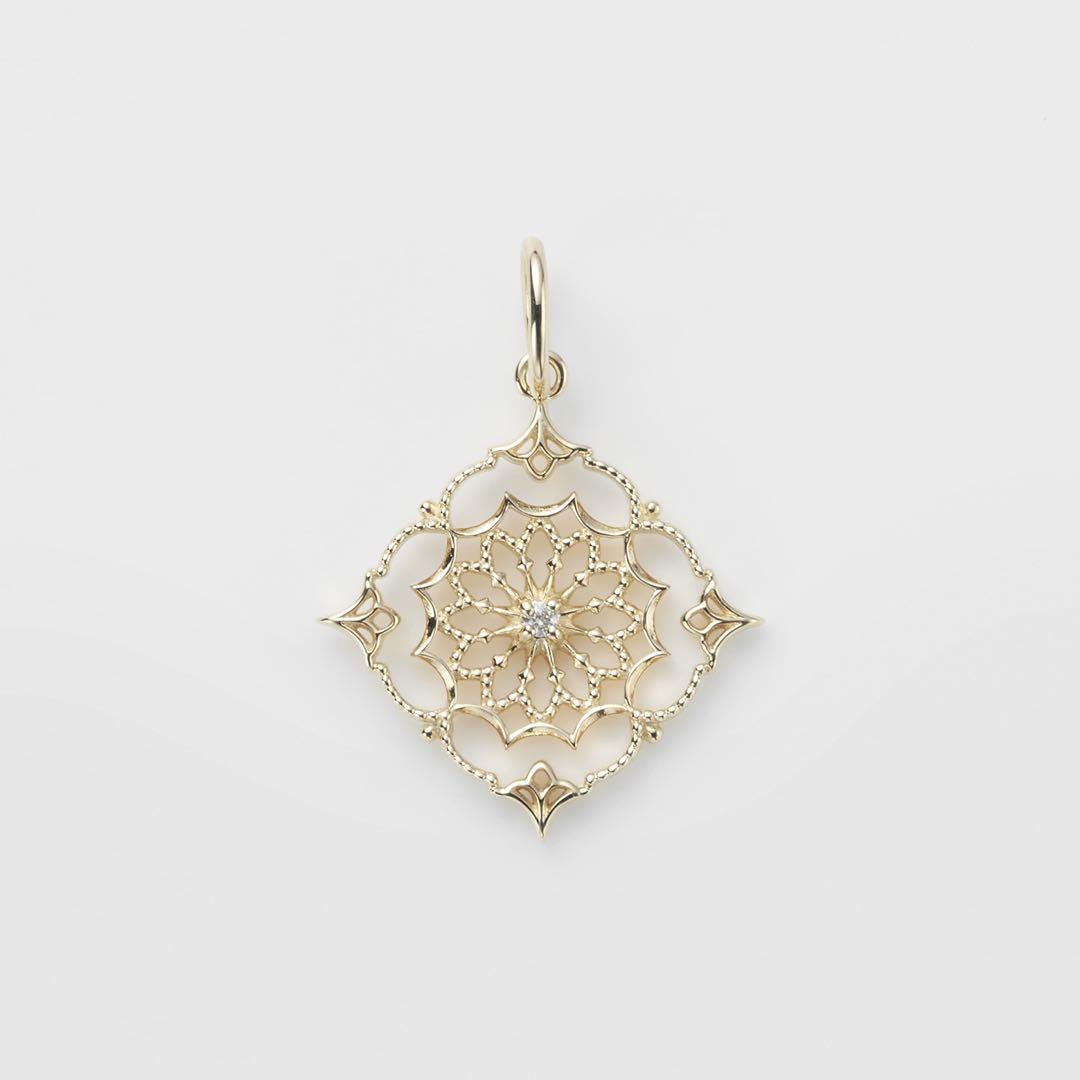 Agete K10 yellow gold charm necklace featuring a sparkling diamond pendant