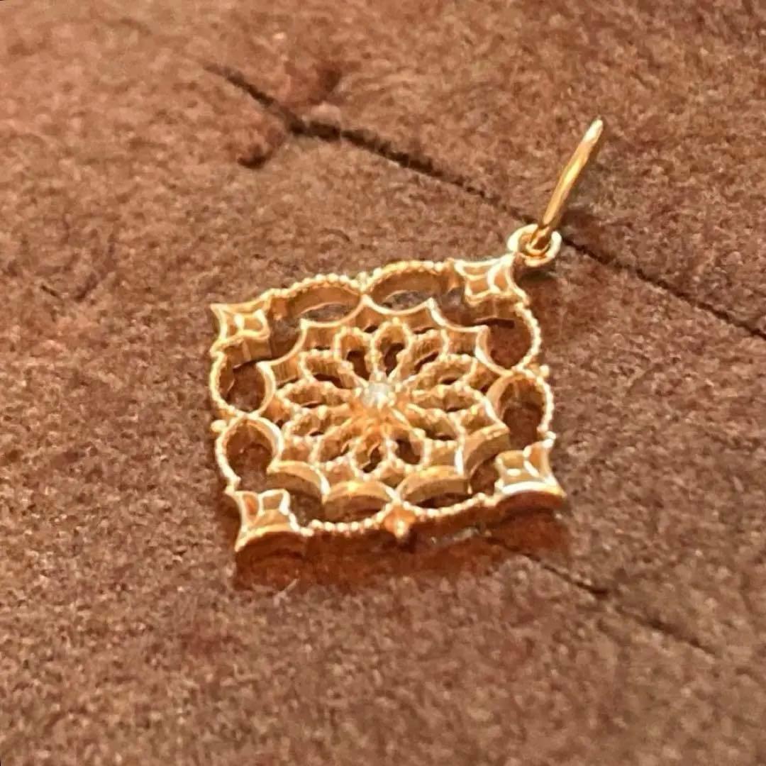 Agete K10 yellow gold charm necklace featuring a sparkling diamond pendant
