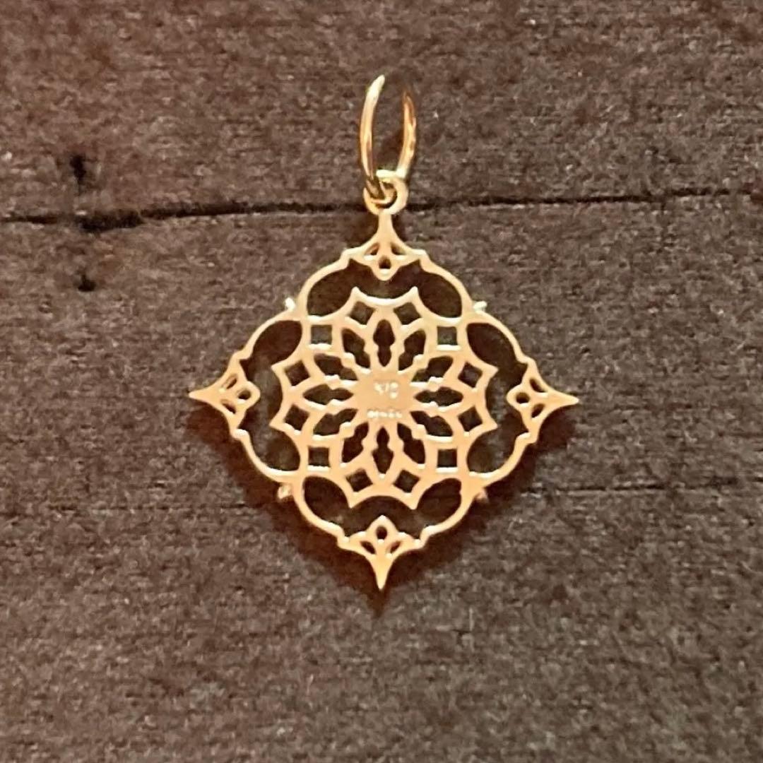 Agete K10 yellow gold charm necklace featuring a sparkling diamond pendant