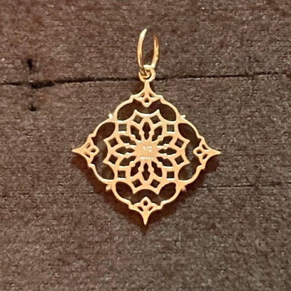 Agete K10 yellow gold charm necklace featuring a sparkling diamond pendant