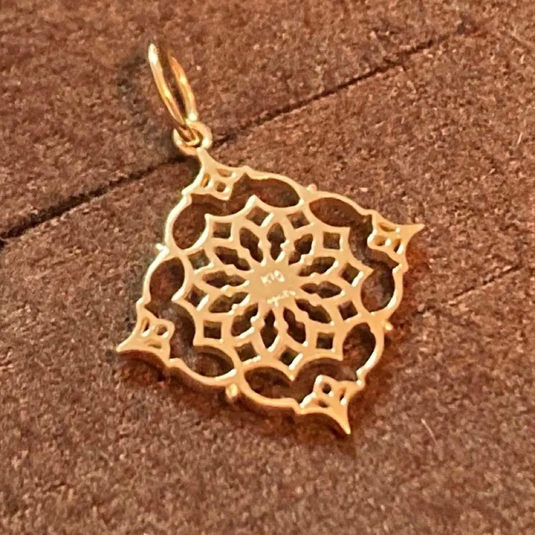 Agete K10 yellow gold charm necklace featuring a sparkling diamond pendant