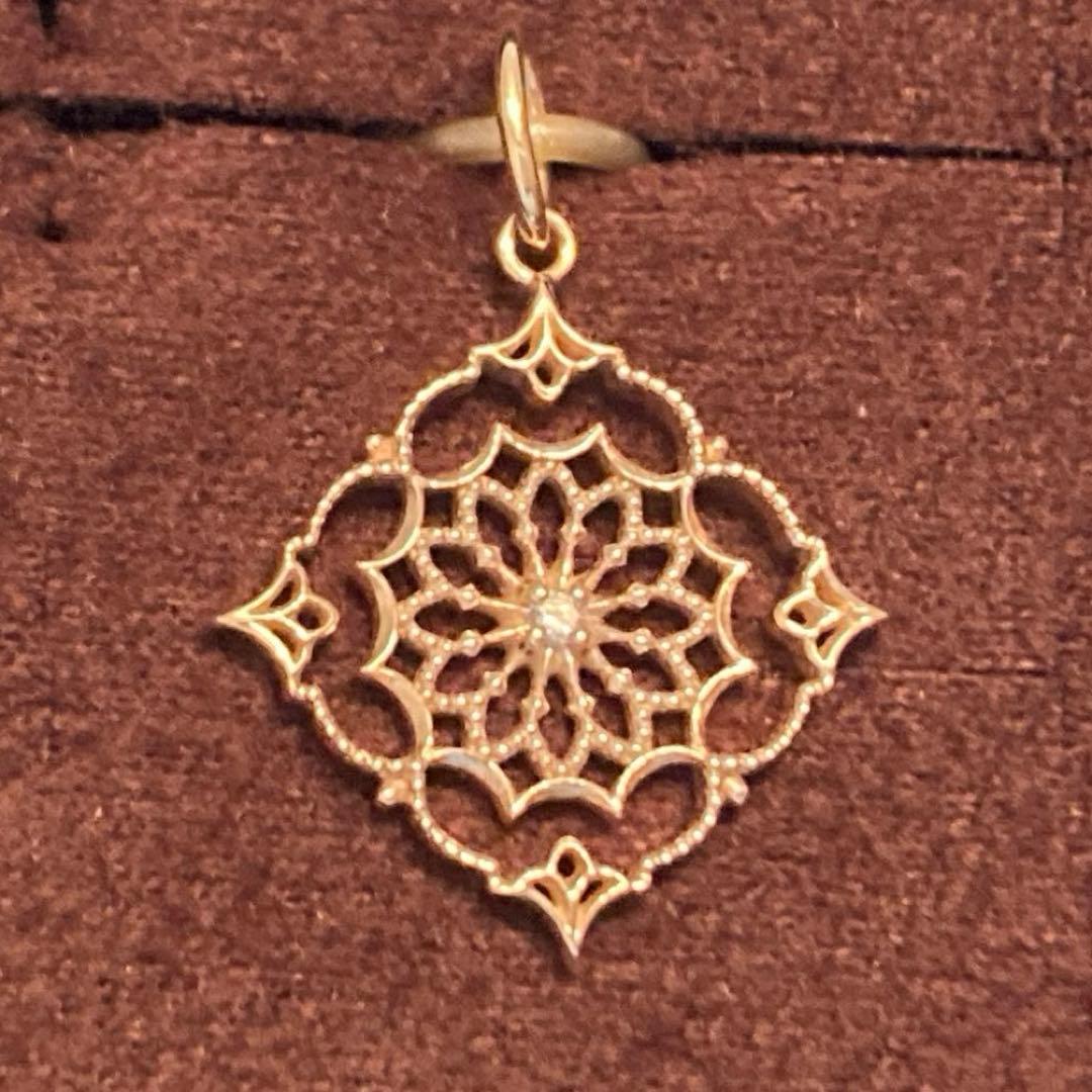 Agete K10 yellow gold charm necklace featuring a sparkling diamond pendant