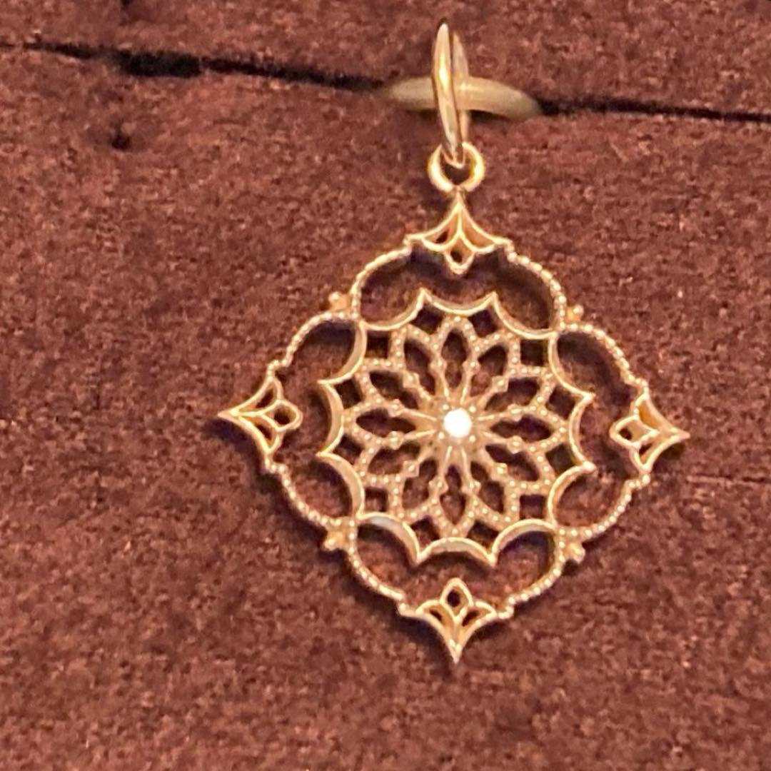 Agete K10 yellow gold charm necklace featuring a sparkling diamond pendant