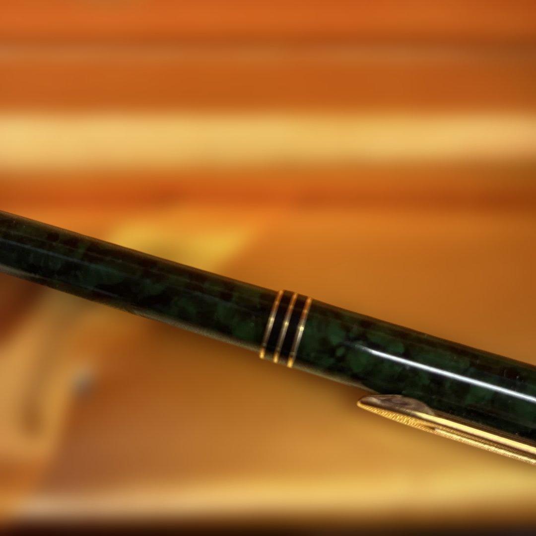 Waterman IDEAL fountain pen in marble green resin with 18K gold nib, displayed with box and ink cartridge
