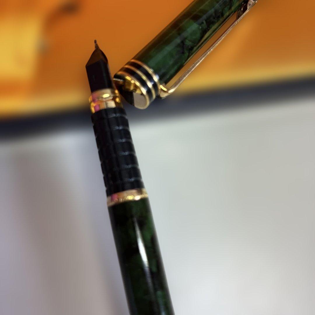 Waterman IDEAL fountain pen in marble green resin with 18K gold nib, displayed with box and ink cartridge
