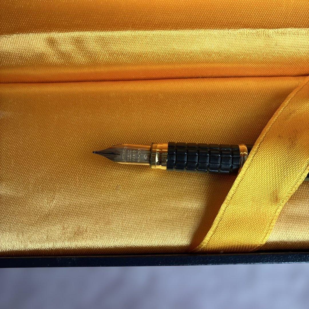 Waterman IDEAL fountain pen in marble green resin with 18K gold nib, displayed with box and ink cartridge