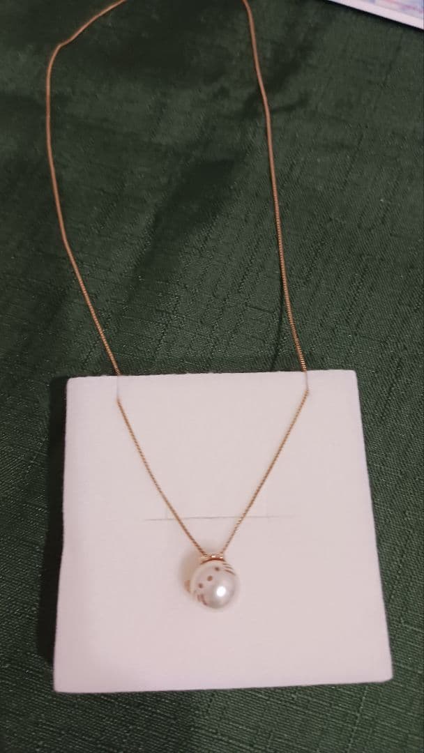 Hello Kitty 50th Anniversary necklace featuring 8.5mm Akoya pearl on 45cm K18 gold chain