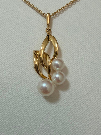 Mikimoto K18 baby pearl pendant necklace featuring a delicate pearl on a fine gold chain weighing 4.3 grams
