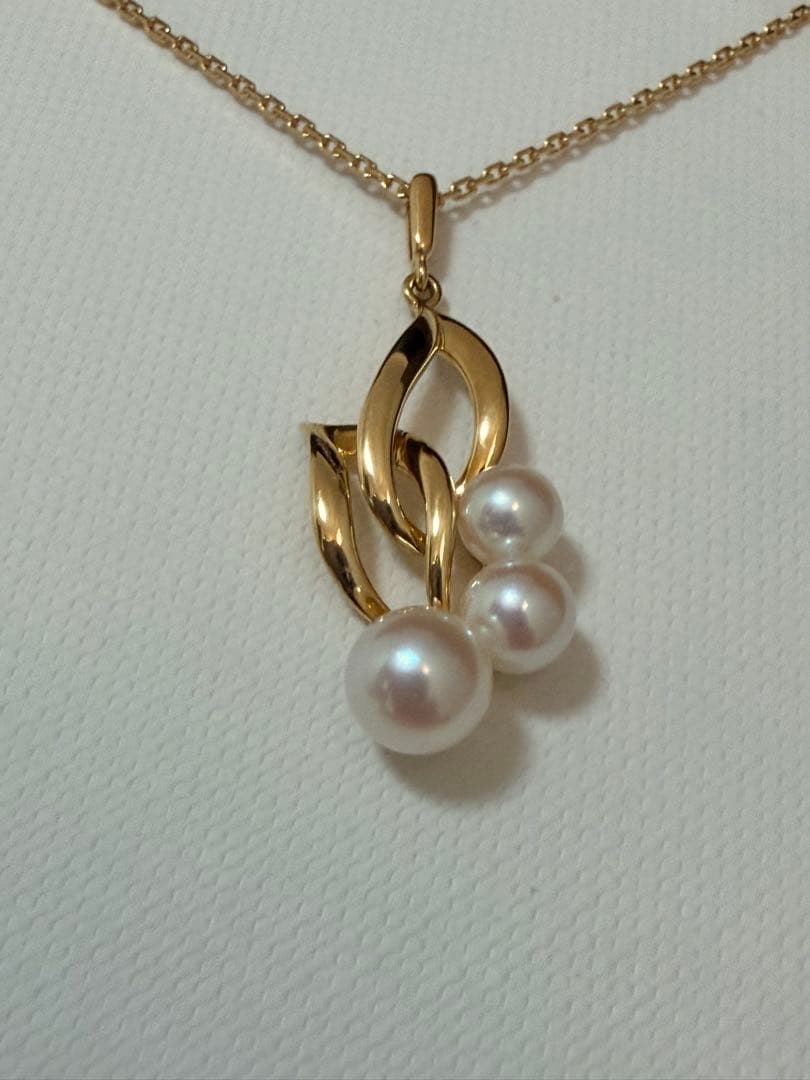 Mikimoto K18 baby pearl pendant necklace featuring a delicate pearl on a fine gold chain weighing 4.3 grams