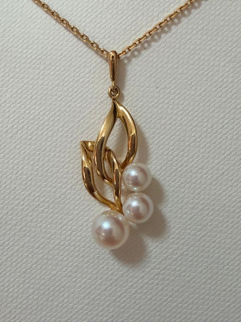 Mikimoto K18 baby pearl pendant necklace featuring a delicate pearl on a fine gold chain weighing 4.3 grams
