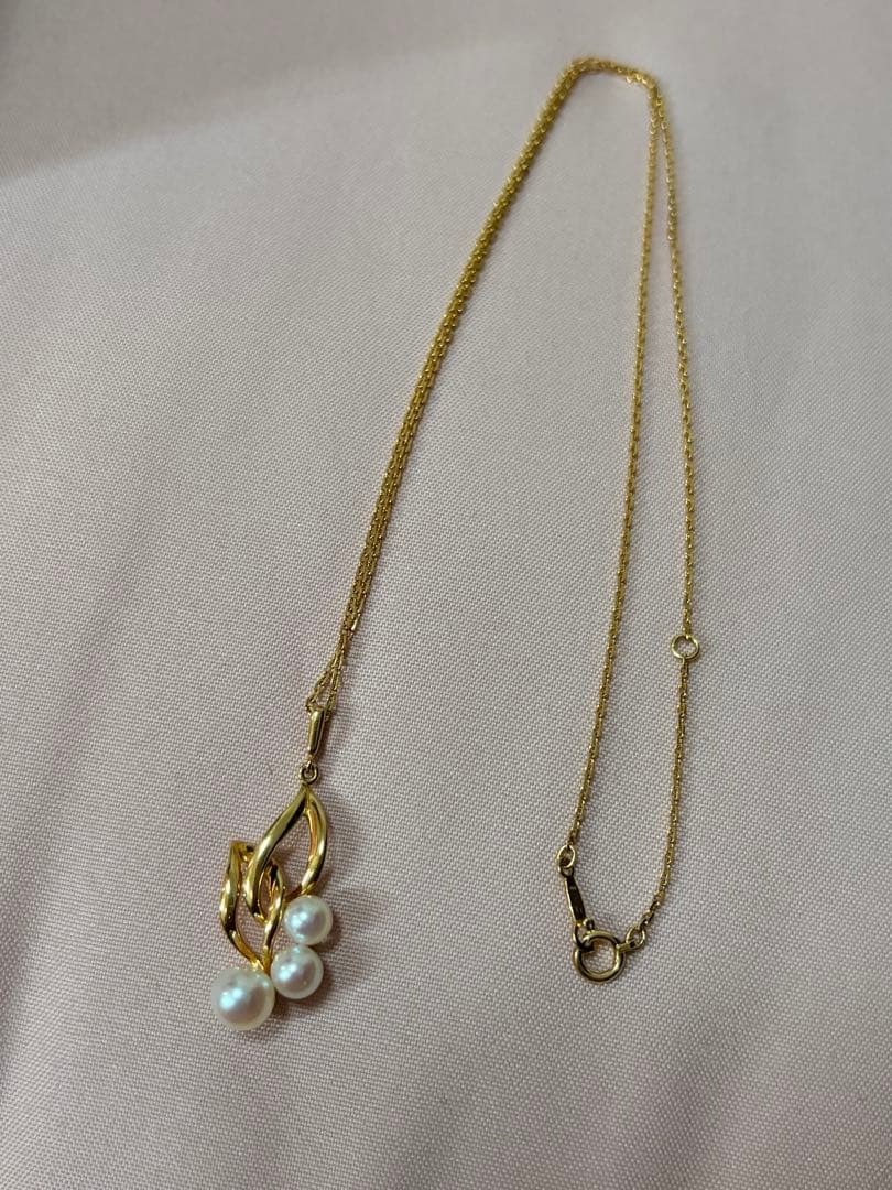 Mikimoto K18 baby pearl pendant necklace featuring a delicate pearl on a fine gold chain weighing 4.3 grams