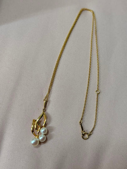 Mikimoto K18 baby pearl pendant necklace featuring a delicate pearl on a fine gold chain weighing 4.3 grams
