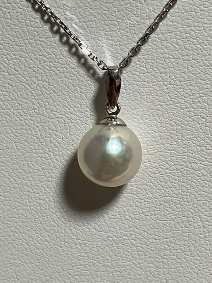 Akoya pearl pendant top with 8.6mm lustrous pearl and platinum 900 stamped Pt900 setting showing natural blemishes