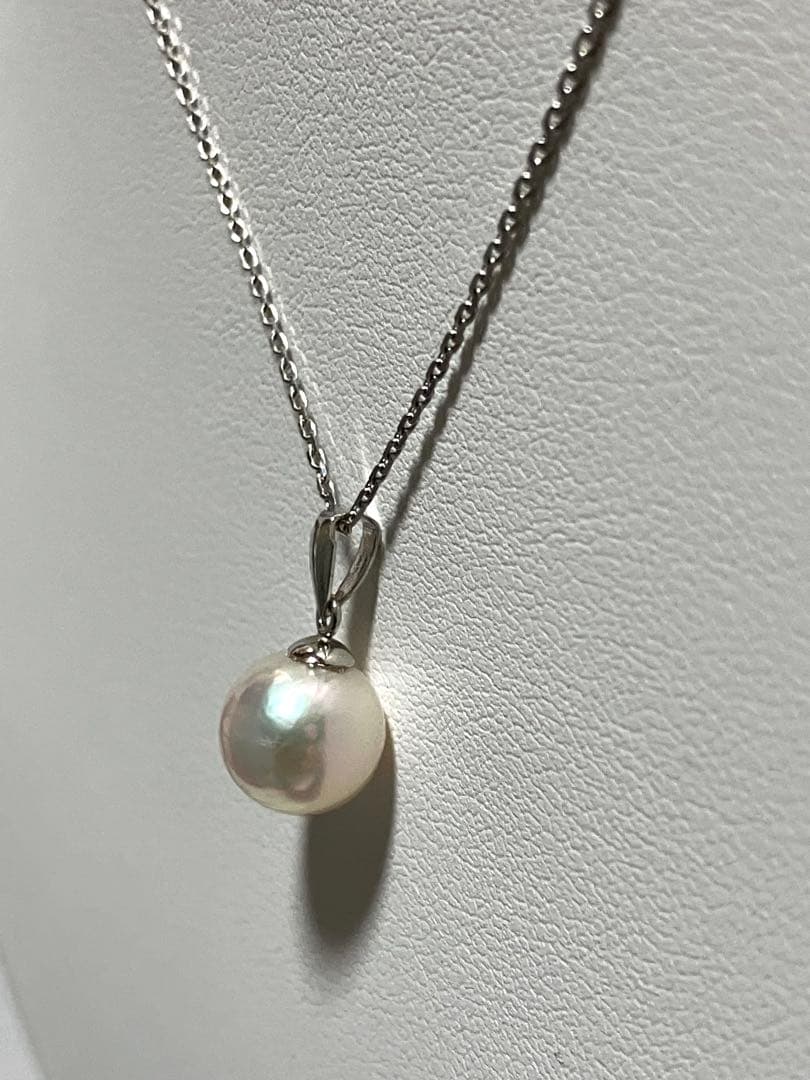 Akoya pearl pendant top with 8.6mm lustrous pearl and platinum 900 stamped Pt900 setting showing natural blemishes