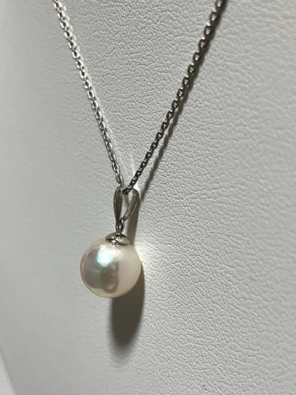 Akoya pearl pendant top with 8.6mm lustrous pearl and platinum 900 stamped Pt900 setting showing natural blemishes