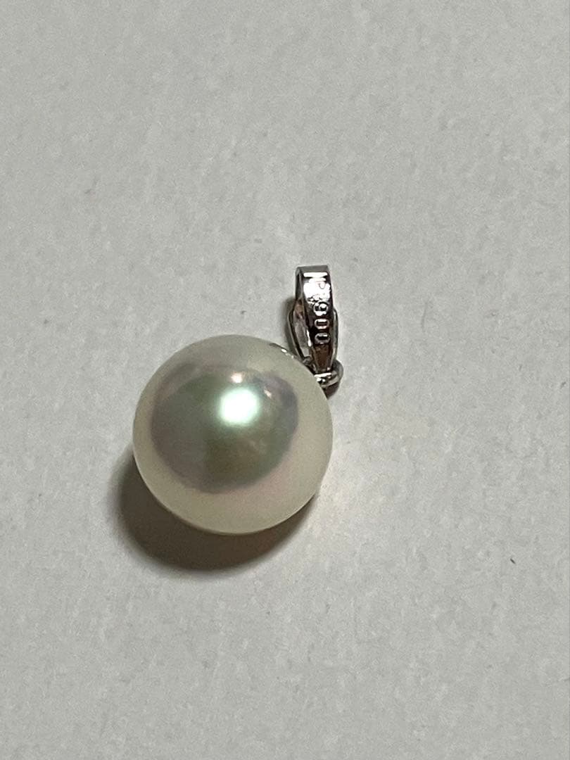 Akoya pearl pendant top with 8.6mm lustrous pearl and platinum 900 stamped Pt900 setting showing natural blemishes