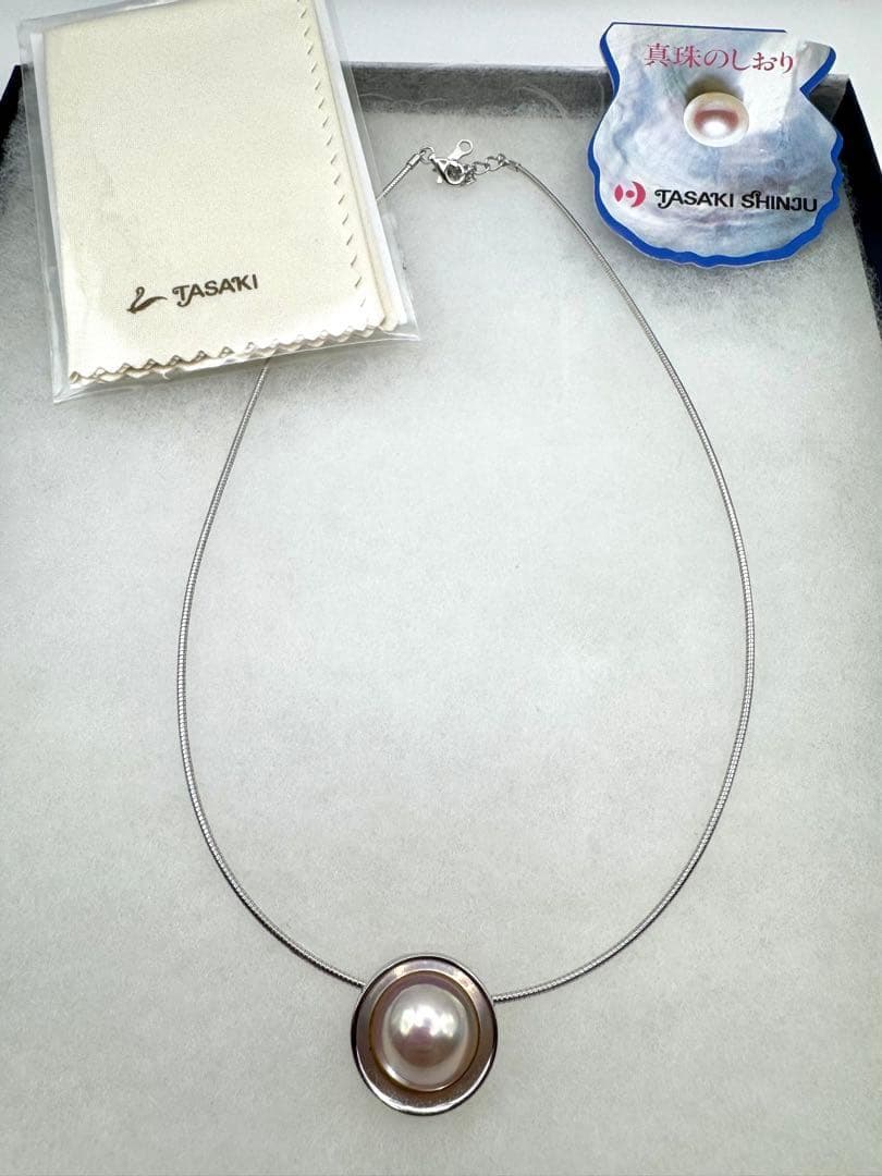Tasaki Mabe Pearl Necklace featuring 13.8mm pearls, approximately 40cm long, weighing 13.1g