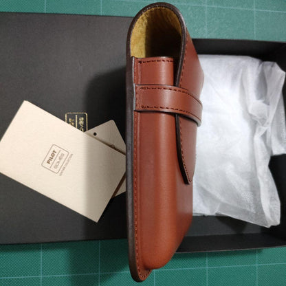 Brown Pilot Somes 5 Pen Case made of cowhide leather and pigskin suede measuring 110×160×30 mm