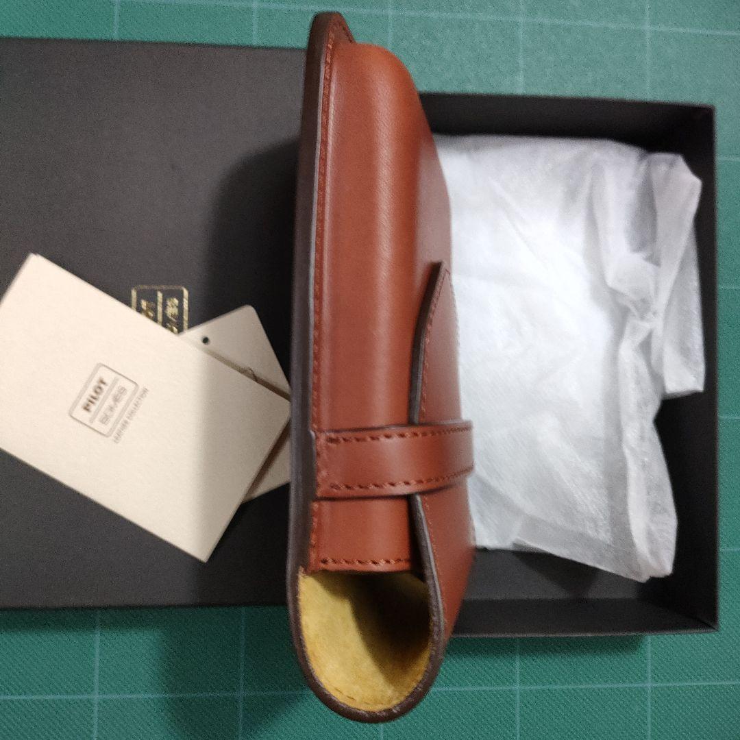 Brown Pilot Somes 5 Pen Case made of cowhide leather and pigskin suede measuring 110×160×30 mm