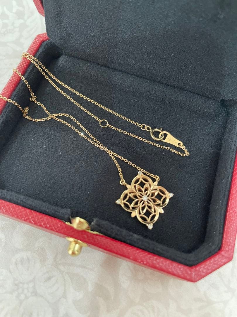 Agete necklace with large K10 gold motif adorned with sparkling diamonds