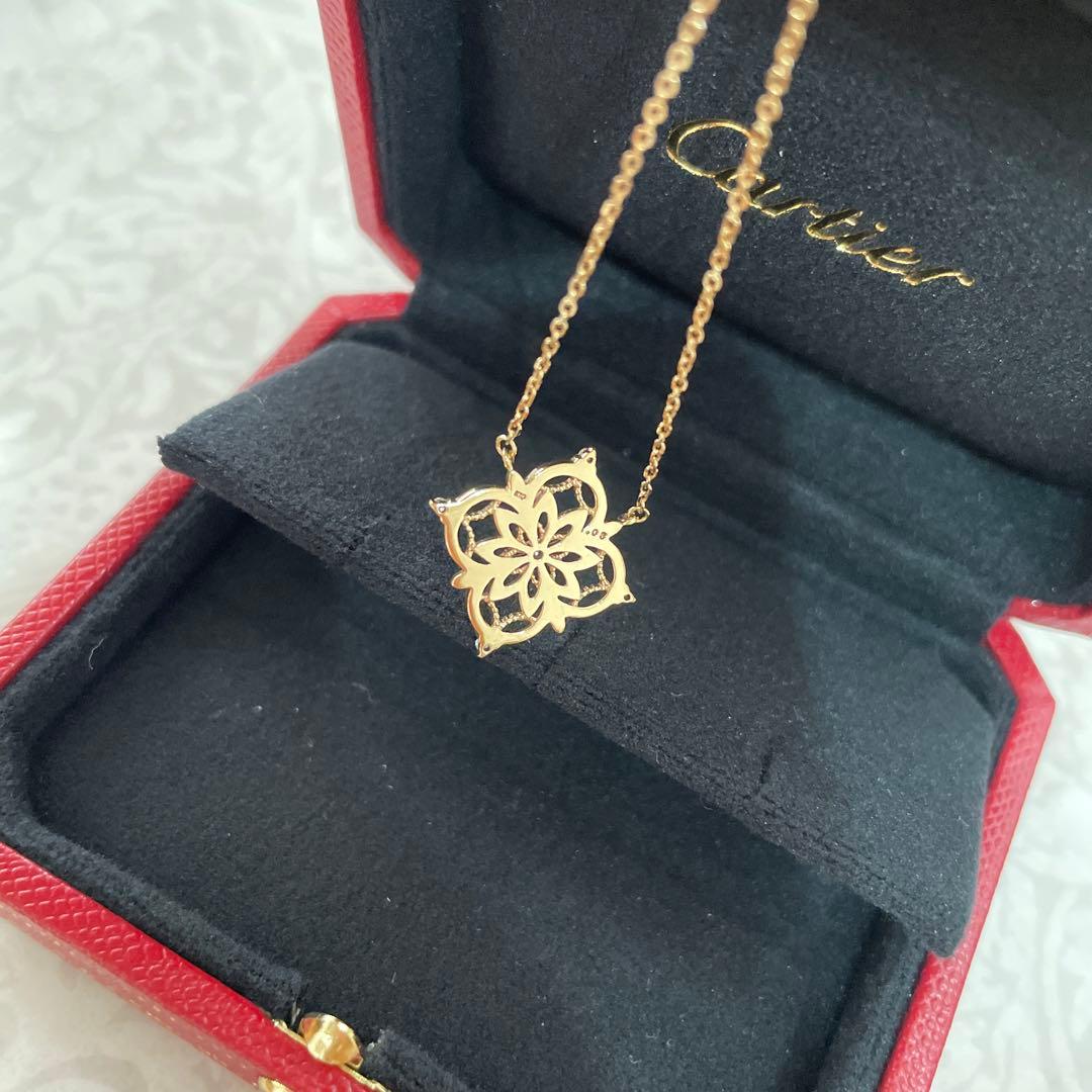 Agete necklace with large K10 gold motif adorned with sparkling diamonds