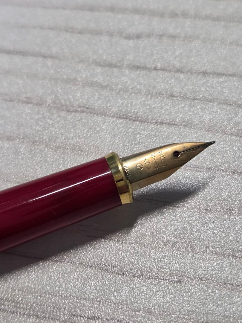 Pilot discontinued gold fountain pen K14 14K-585 with slight ink stain on barrel