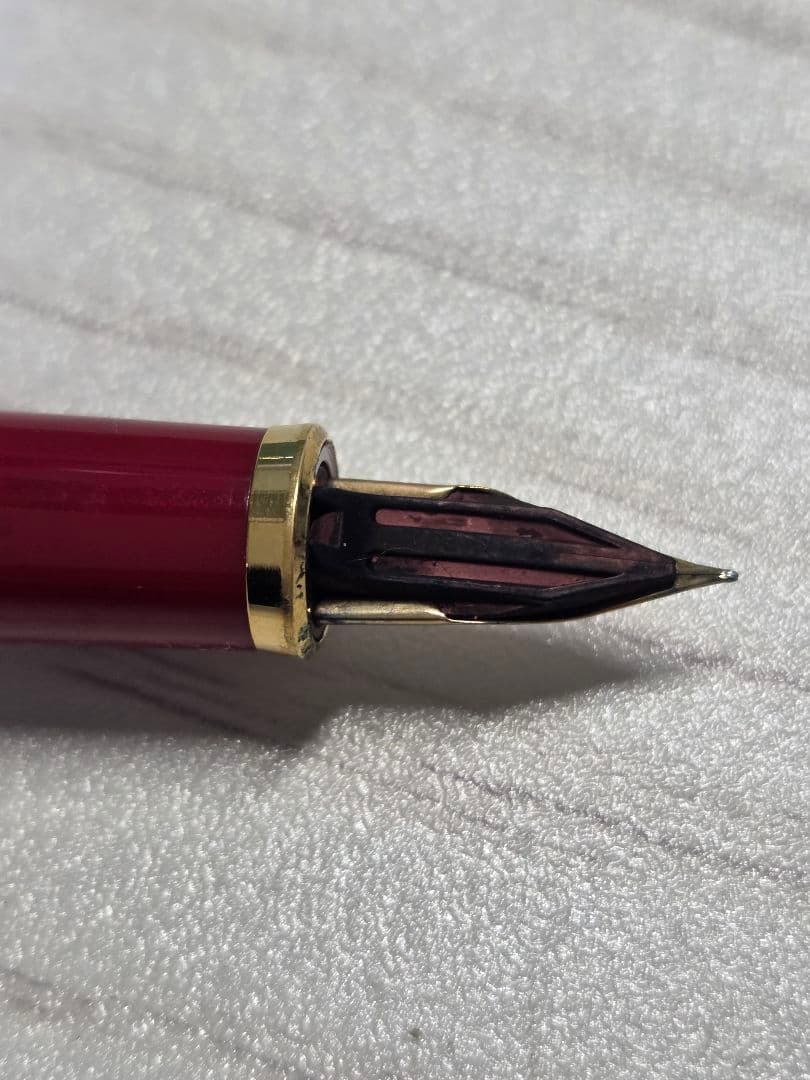 Pilot discontinued gold fountain pen K14 14K-585 with slight ink stain on barrel