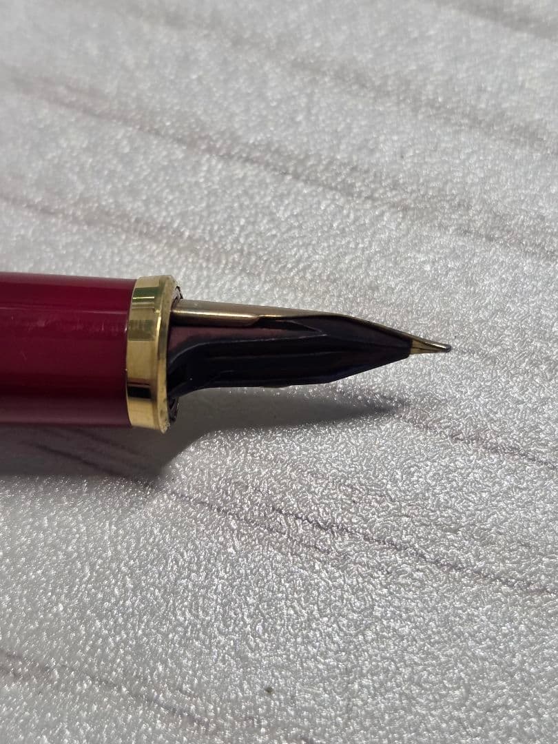 Pilot discontinued gold fountain pen K14 14K-585 with slight ink stain on barrel
