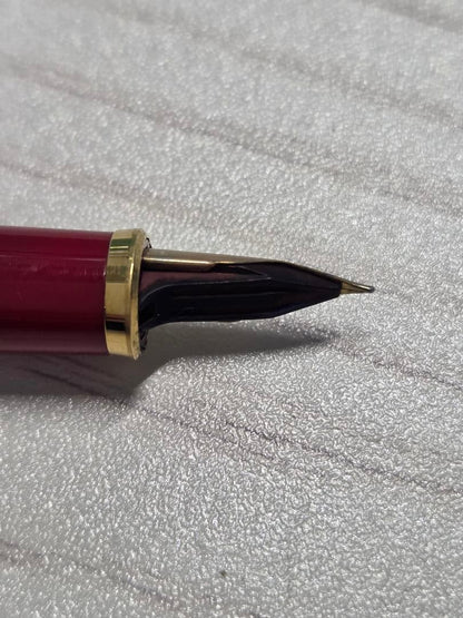 Pilot discontinued gold fountain pen K14 14K-585 with slight ink stain on barrel