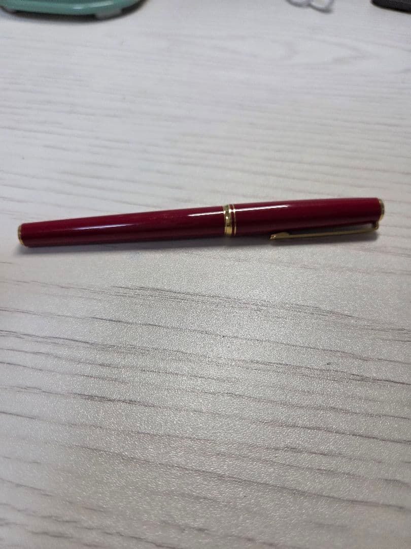 Pilot discontinued gold fountain pen K14 14K-585 with slight ink stain on barrel