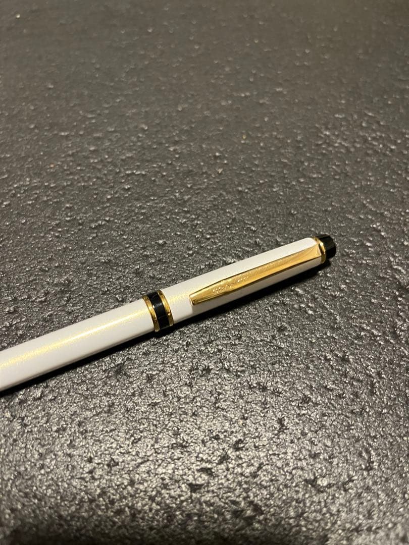 Pilot Gansu ballpoint pen model BGRC-7SR-PW in pearl white with black ink, shown without box