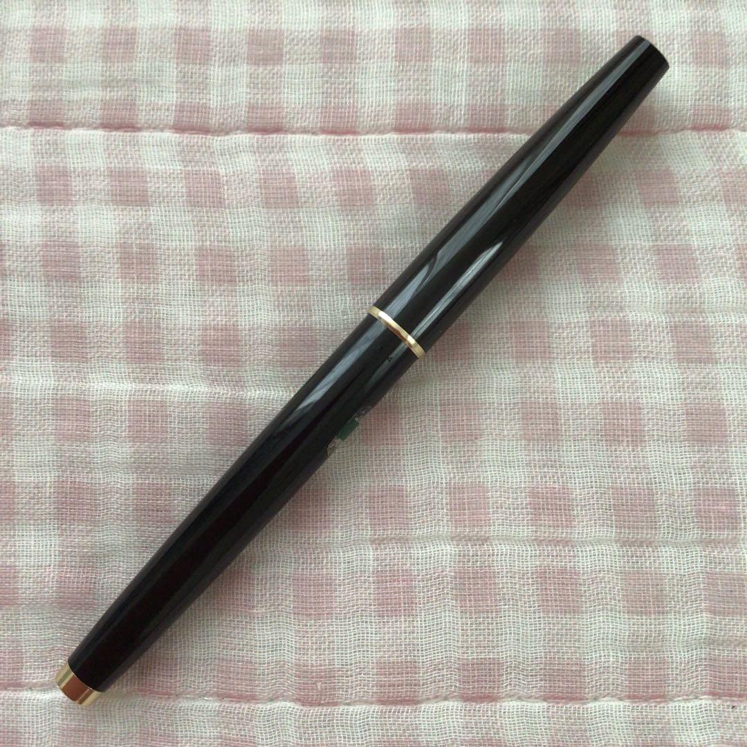 Pilot 14K gold Elite Manifold black fountain pen with cartridge style and slight nib tarnish