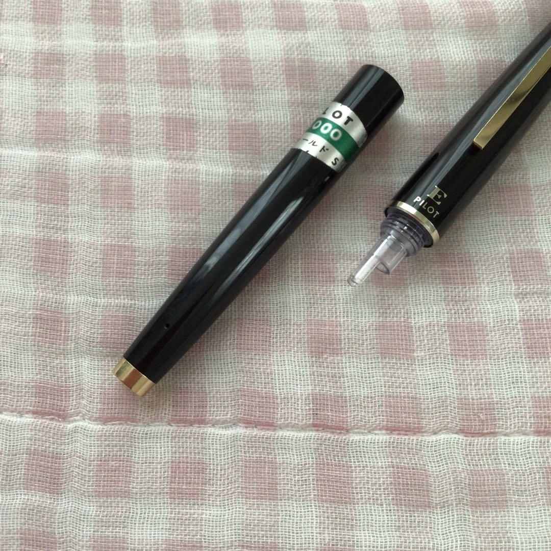 Pilot 14K gold Elite Manifold black fountain pen with cartridge style and slight nib tarnish