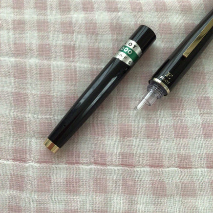 Pilot 14K gold Elite Manifold black fountain pen with cartridge style and slight nib tarnish